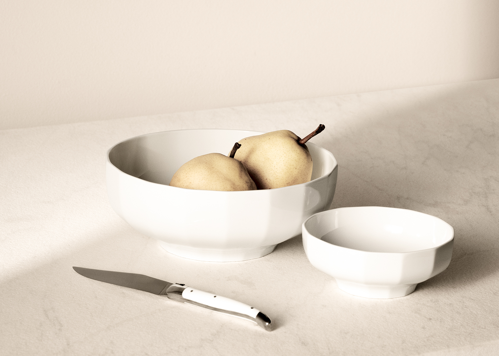 To enkle skåle fra Hvid Facet. En stor skål og en lille skål